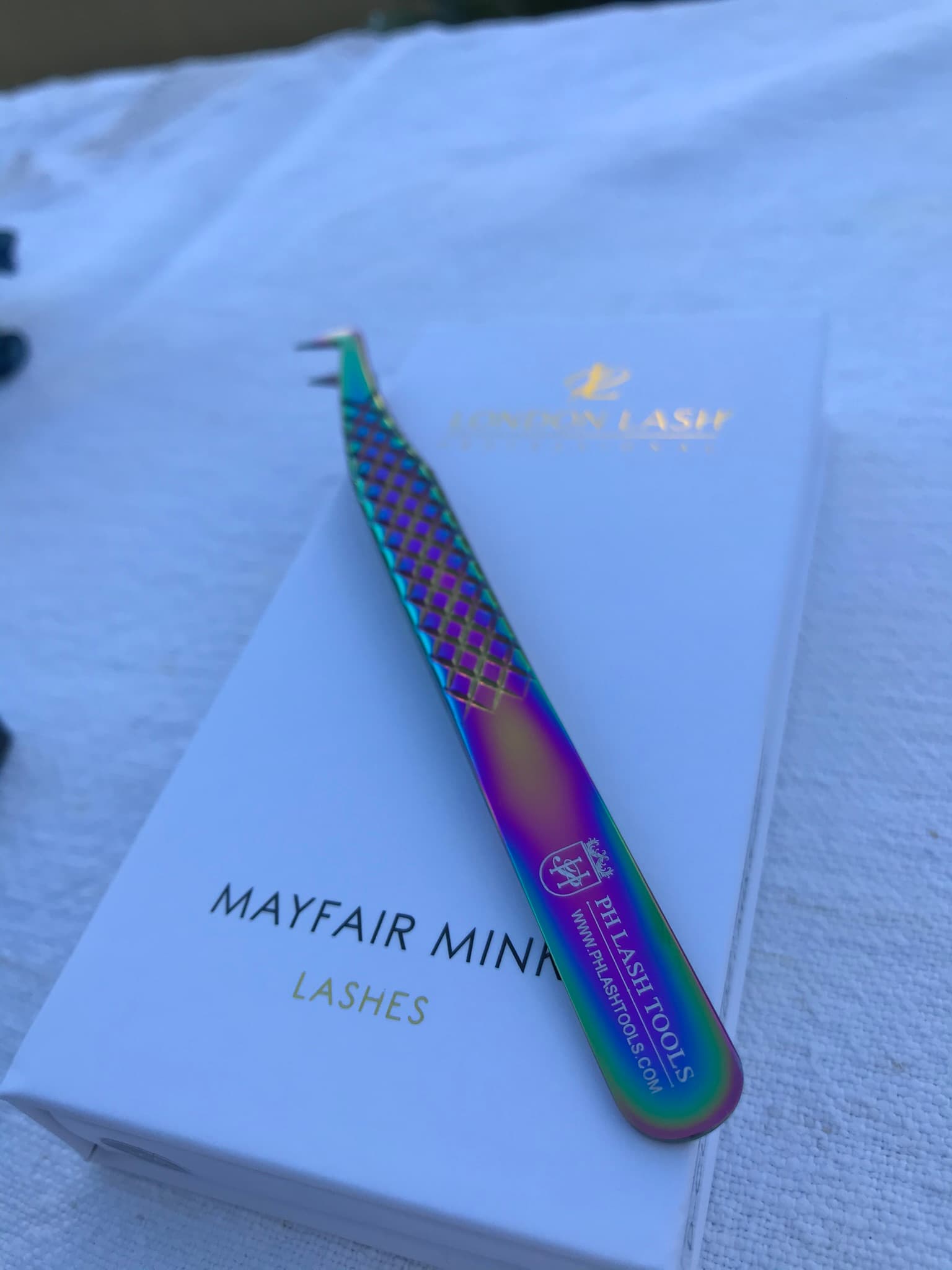 Detalle de extensiones de pestañas de seda premium en Mirarte Estética